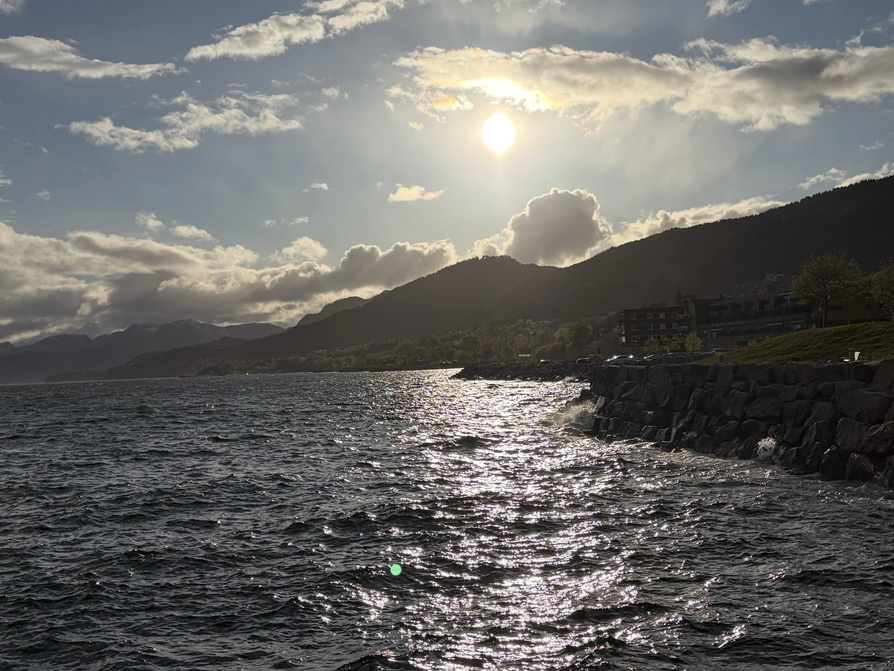 Fjord, sol og kyststemning ved Molde